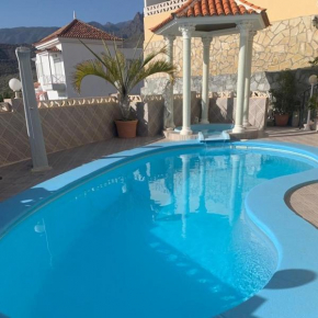 Villa del Sur con la piscina privada, Adeje